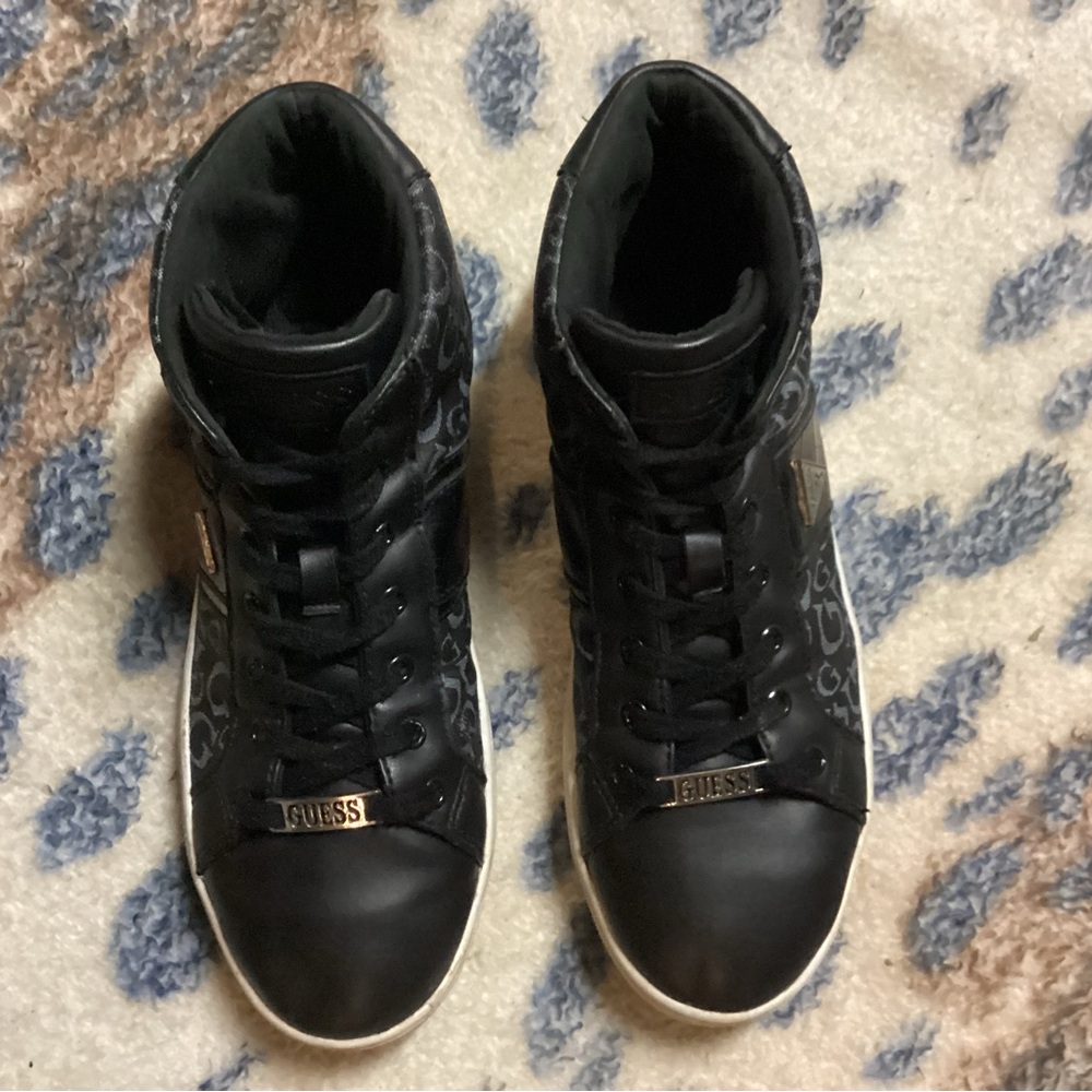 GUESS MENS BLACK SHOES.